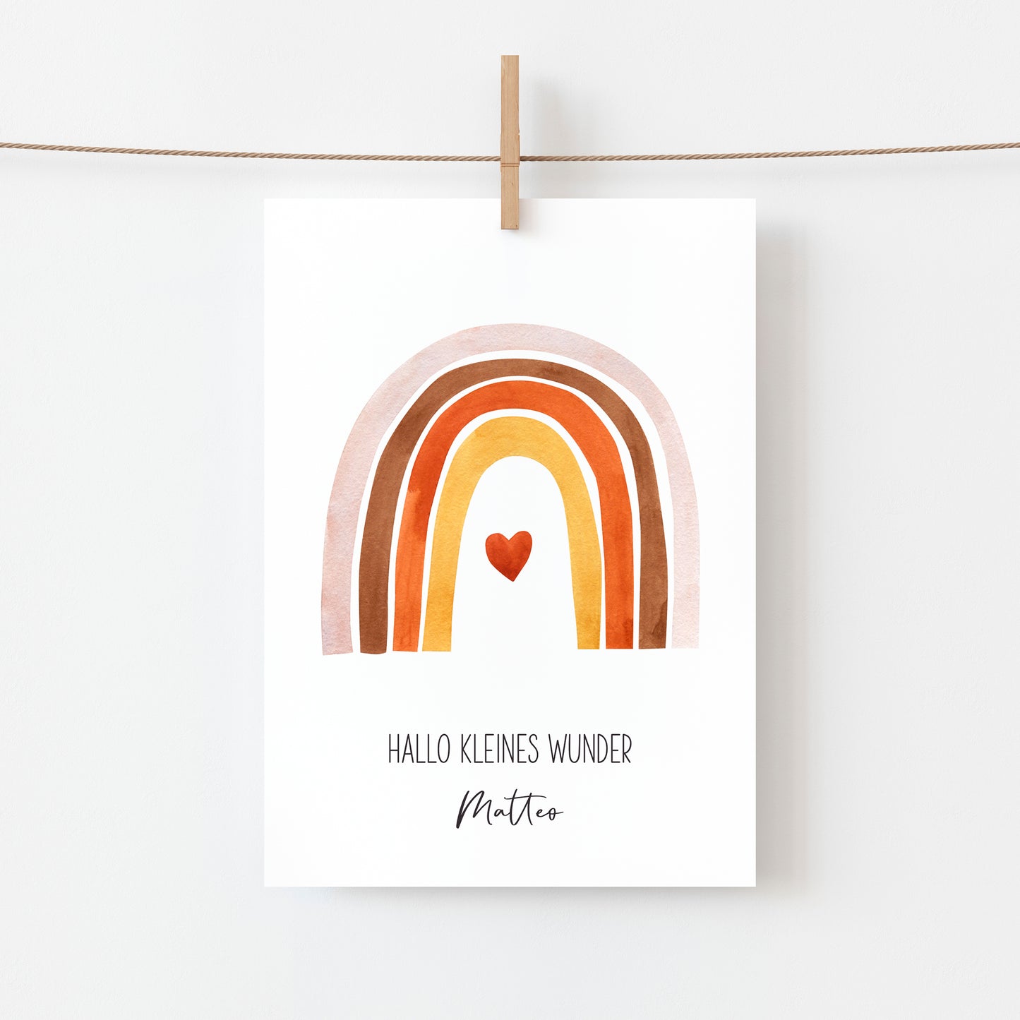 Weißes Poster mit Regenbogen, Herz und Text HALLO KLEINES WUNDER Matteo an Wäscheleine. Personalisierte Geburtskarte Regenbogen & Herz A6.