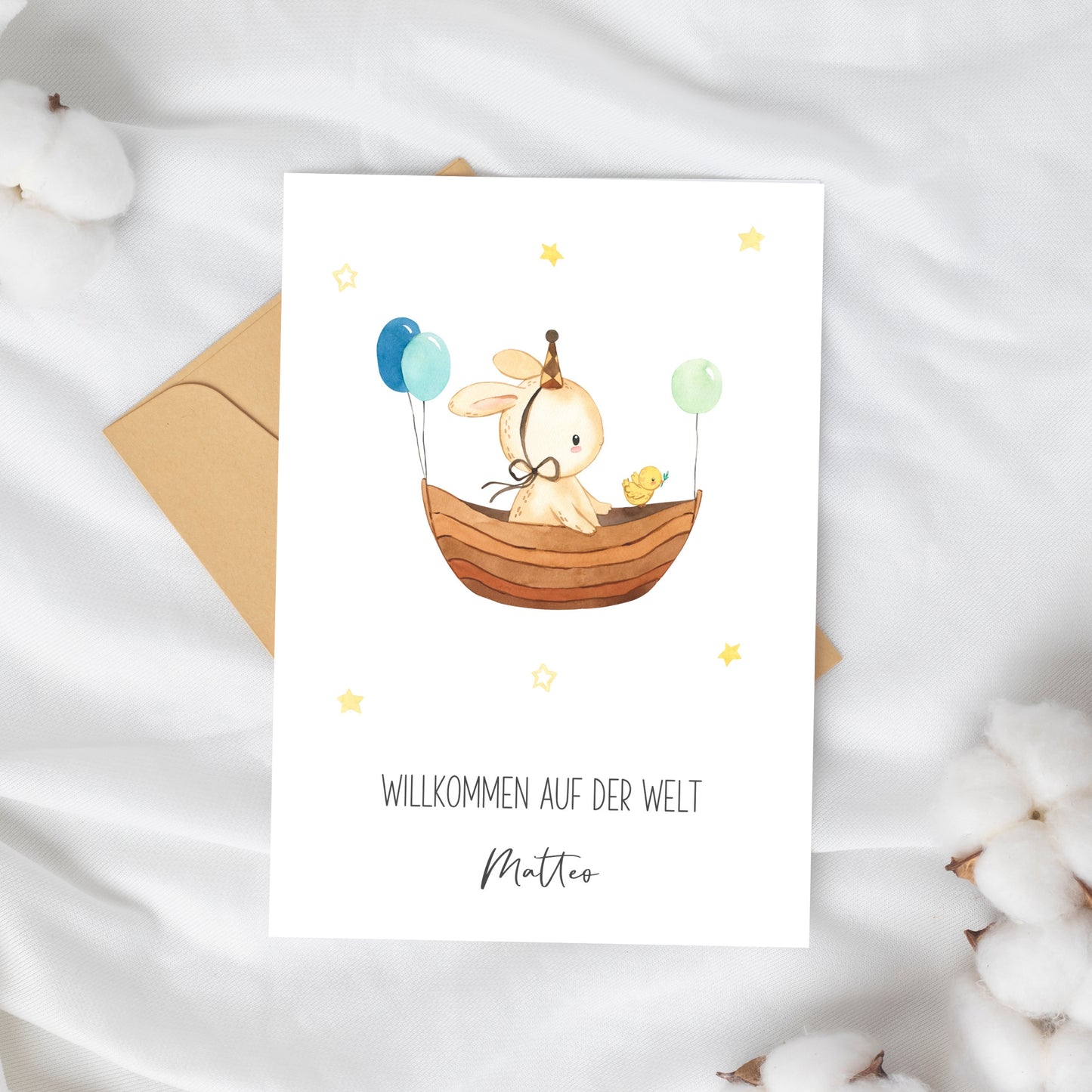 Personalisierte Geburtskarte Hase & Luftschiff A6 mit Aquarellhase im Boot, Luftballons und Sternen. Inklusive Willkommen auf der Welt und Namen Matteo.