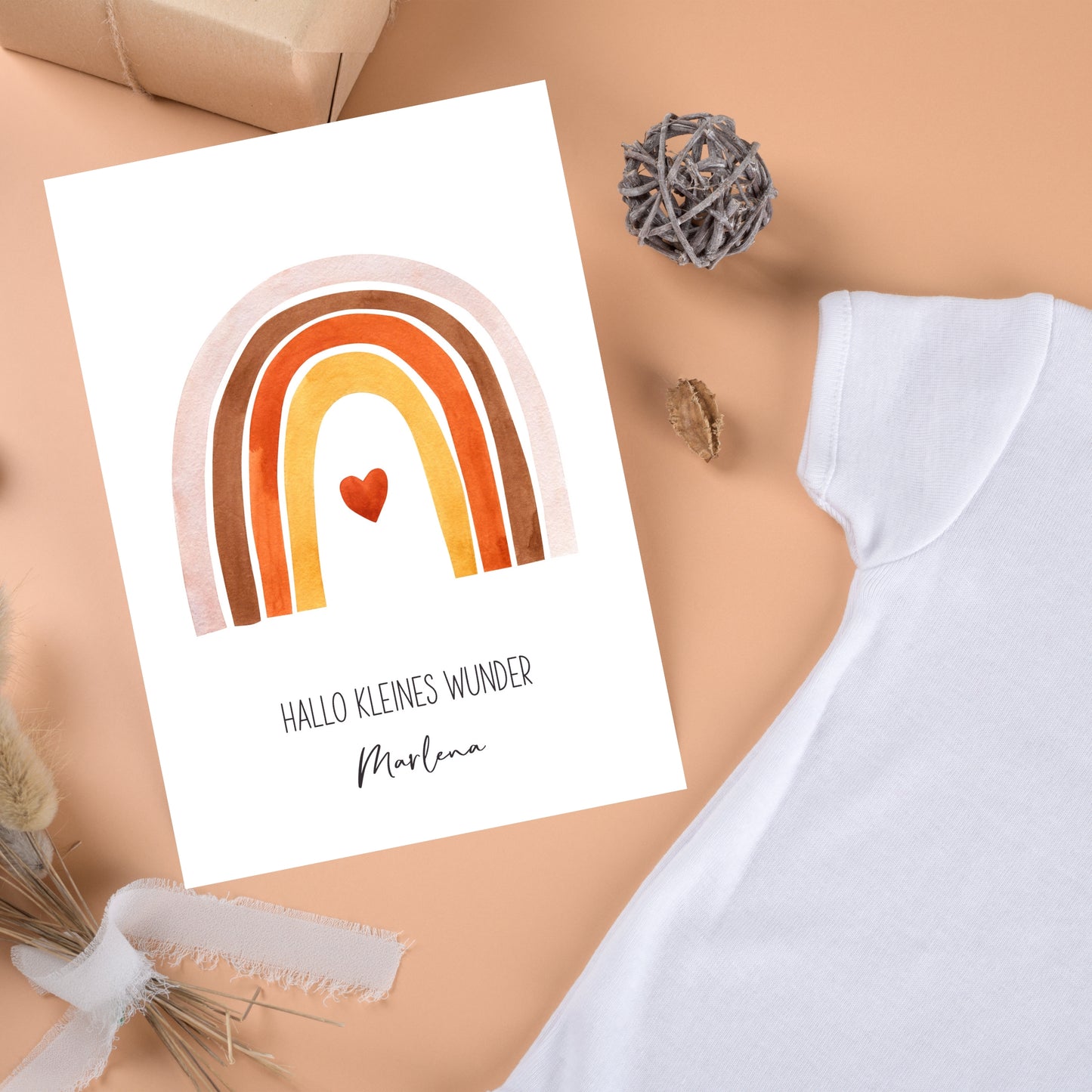 Personalisierte Geburtskarte Regenbogen & Herz A6, im Flatlay-Stil mit Babybody, Geschenk, Zweigkugel und Trockenblumen; ideal zur Geburt oder als Willkommensgruß.