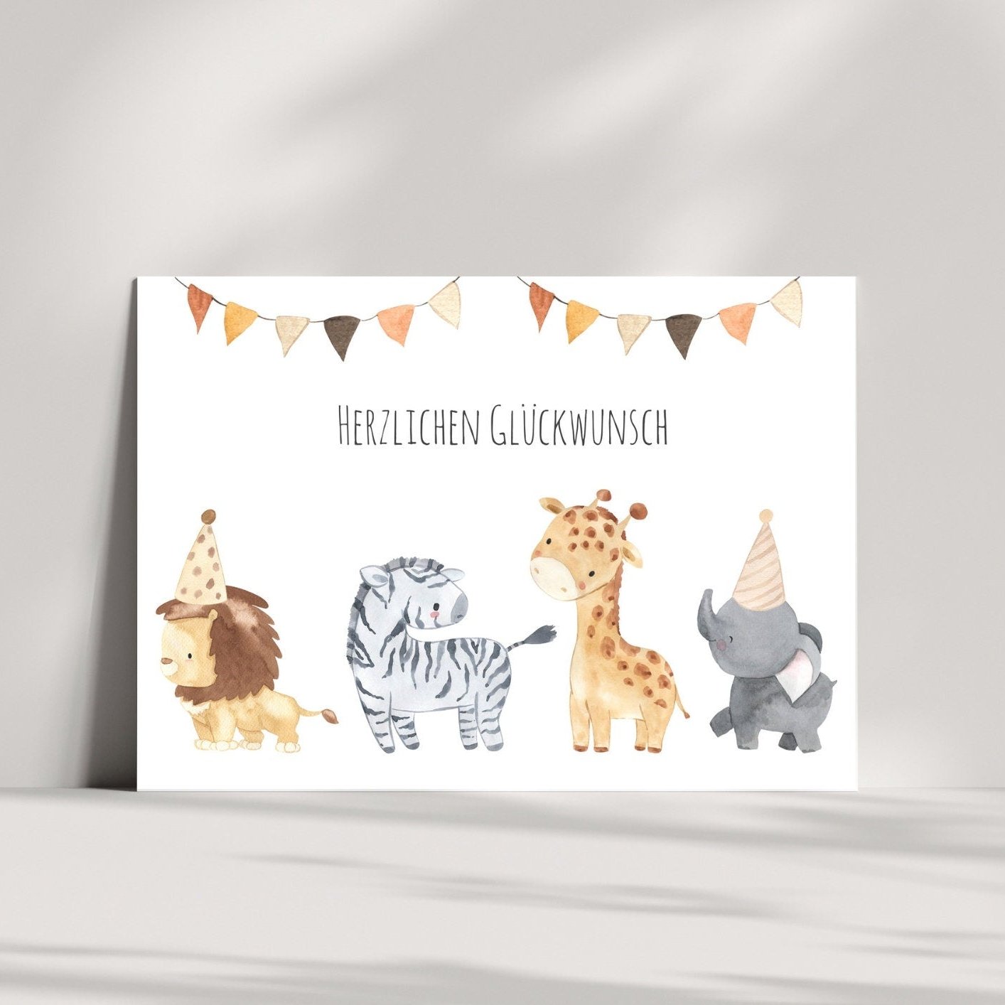 Karte Kindergeburtstag Tierparade A6: Handgefertigte Geburtstagskarte mit niedlichen Tieren (Elefant, Löwe, Giraffe, Zebra) und 'Herzlichen Glückwunsch' Schriftzug auf hochwertigem, mattem Naturpapier.