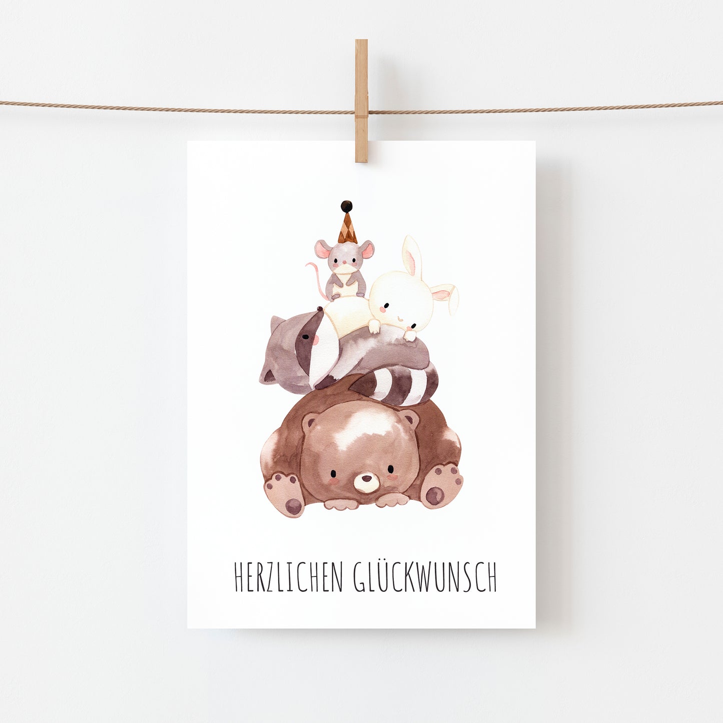 Karte Kindergeburtstag Tierpyramide - Herzlichen Glückwunsch A6 an Wäscheleine: Handgefertigte Geburtstagskarte mit niedlichen Tieren, auf hochwertigem 300g Naturpapier gedruckt, perfekt für den Kindergeburtstag.