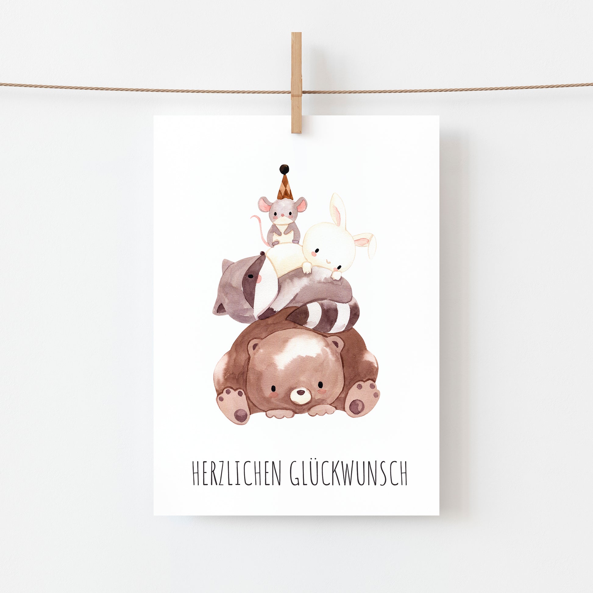Karte Kindergeburtstag Tierpyramide - Herzlichen Glückwunsch A6 an Wäscheleine: Handgefertigte Geburtstagskarte mit niedlichen Tieren, auf hochwertigem 300g Naturpapier gedruckt, perfekt für den Kindergeburtstag.