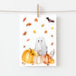 Handgemalte Halloweenkarte mit Aquarell-Gespenst, Kürbissen, Herbstlaub und Fledermaus an Wäscheleine.