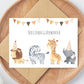 Karte Kindergeburtstag Tierparade A6: Handgefertigte Karte mit niedlichen Tiermotiven (Elefant, Löwe, Giraffe, Zebra) auf einem Holztablett, perfekt für Kindergeburtstage.