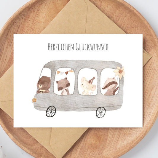 Karte Glückwunschkarte Bus der Tiere A6: Handgefertigte Kinder-Geburtstagskarte auf mattem Naturpapier, zeigt niedliche Tiere in einem Bus, ideal für kleine Tierliebhaber.