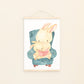 Poster Hase liest vor A4 & A3 zeigt niedliche Hasen im Lesesessel, gedruckt auf mattem 300g Naturpapier, ideal als Kinderzimmerdeko oder Geschenk.