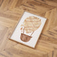 Poster Heißluftballon Creme A4 & A3 zeigt einen Boho-Heißluftballon, ideal als Kinderzimmerdeko. Gedruckt auf mattem Naturpapier, ohne Rahmen aufgehängt.