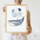 Person hält Poster Wal mit Ballons A4 & A3: Ein handgemaltes Poster, Wal, der mit blauen Ballons schwebt, ideal für Kinderzimmerdekoration und Gästebild für die Babyparty mit Fingerabdrücken.