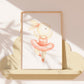 Poster Ballerina Pirouette A4 & A3: detaillierte Illustration. Hasen in einem pinken Ballett-Tutu, ideal als Kinderzimmerdekoration. Gedruckt auf hochwertigem, mattem Naturpapier.