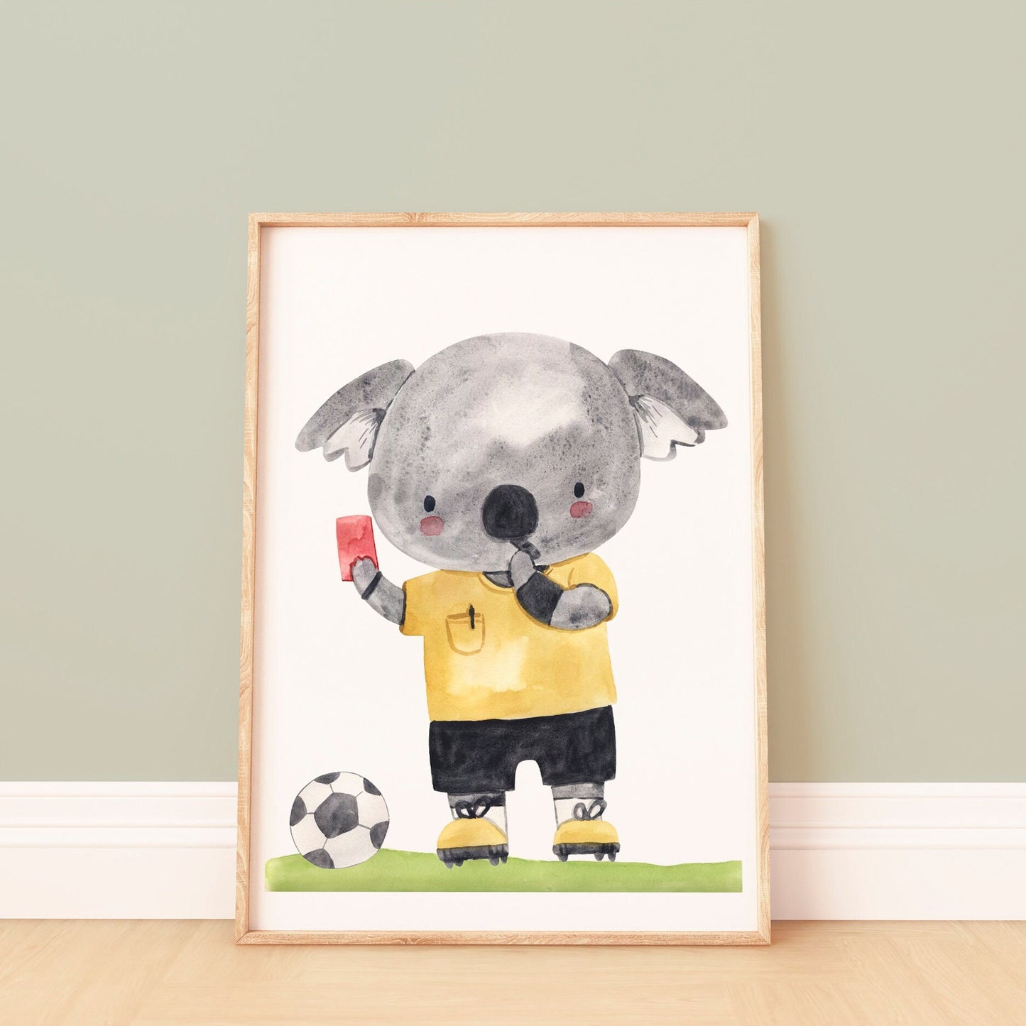 Poster Fußball Koala A4 & A3: Handgemaltes Aquarell eines Koalas als Schiedsrichter mit roter Karte und Fußball, gedruckt auf hochwertigem 300g Naturpapier.