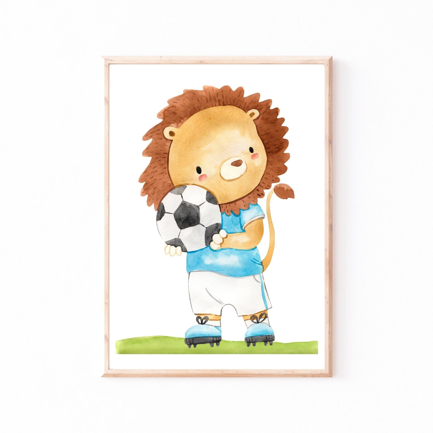 Poster Fußball Löwe A4 & A3: Aquarell Löwe, der einen Fußball hält. Ideal für Kinderzimmer. Hochwertiges, mattes 300g Naturpapier.