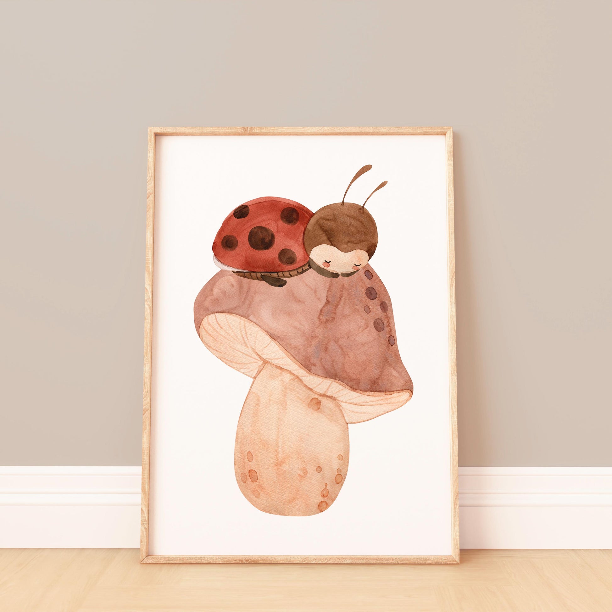 Poster Marienkäfer schläft A3 & A4: Ein Marienkäfer schläft auf einem Pilz, ideal für Kinderzimmerdekoration oder als Geschenk zur Geburt. Hochwertiger Druck auf 300g Naturpapier.