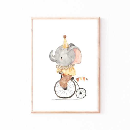 Poster Elefant auf Fahrrad A4 & A3: Handgemaltes Aquarell, Vintage Zirkus Elefant auf einem Fahrrad. Auf hochwertigem, mattem 300g Naturpapier gedruckt. Perfekt für Kinderzimmer. 
