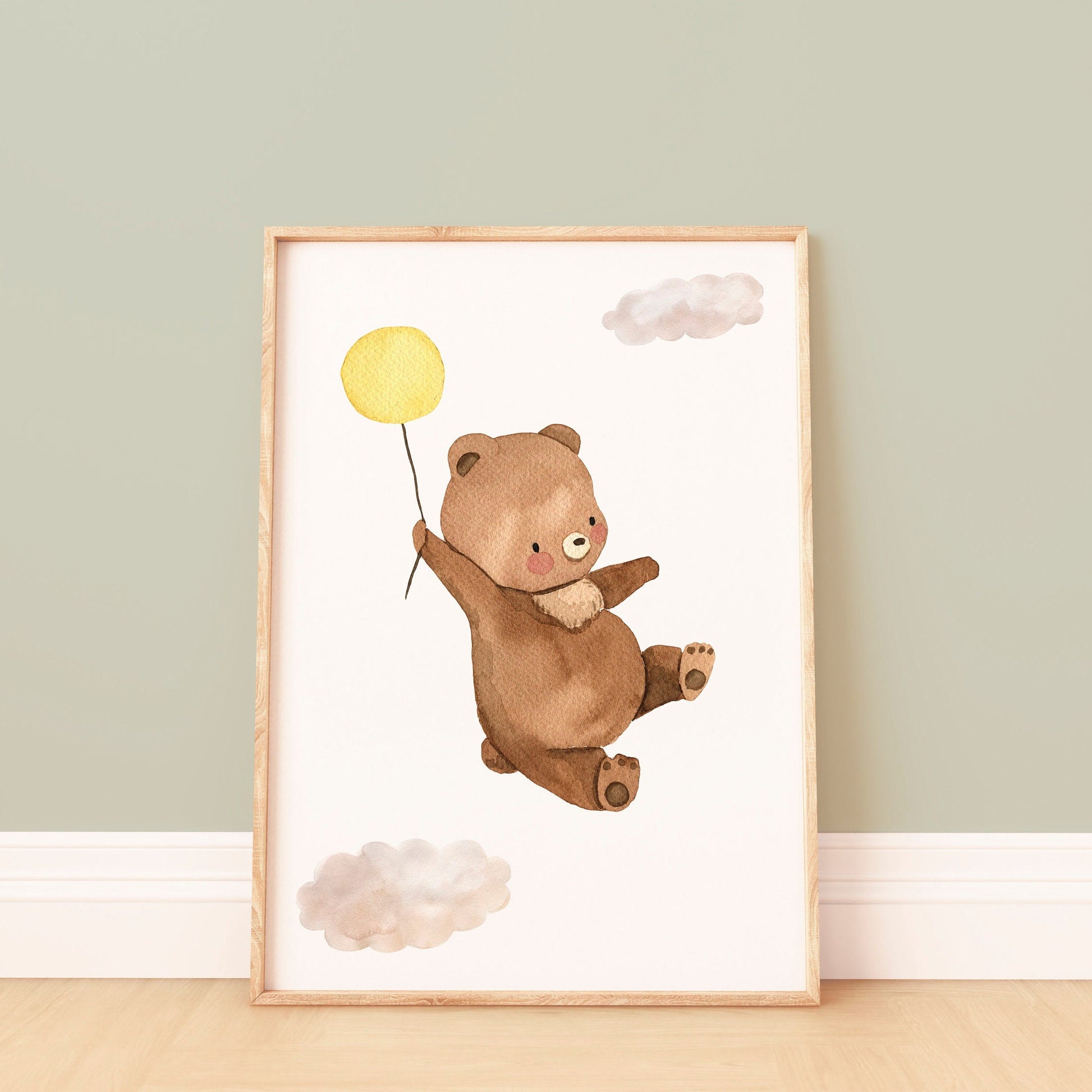 Ein Poster Bär fliegt mit Ballon in A4 und A3: Bär mit gelbem Ballon, ideal als Kinderzimmerdeko oder Geschenk.