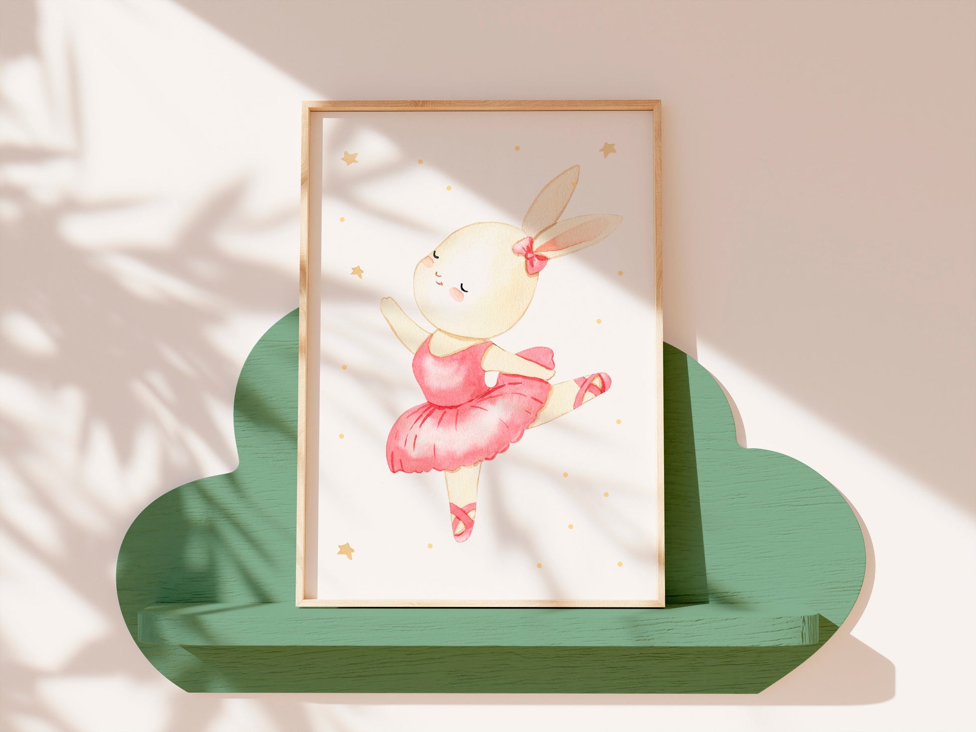 Poster Ballerina Hase Sprung A4 & A3: Niedliches Poster mit einer detaillierten Illustration. Hase tanzt unter Sternen. Gerahmt auf grünem Regal. Perfekt für das Kinderzimmer, auf hochwertigem Naturpapier gedruckt.