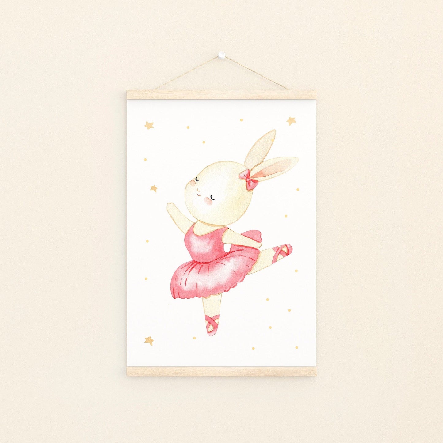 Poster Ballerina Hase Sprung A4 & A3:  Aquarell. Tanzender Hase in rosa Kleid, an Bildleiste. Ideal für Kinderzimmer, gedruckt auf hochwertigem 300g Naturpapier.