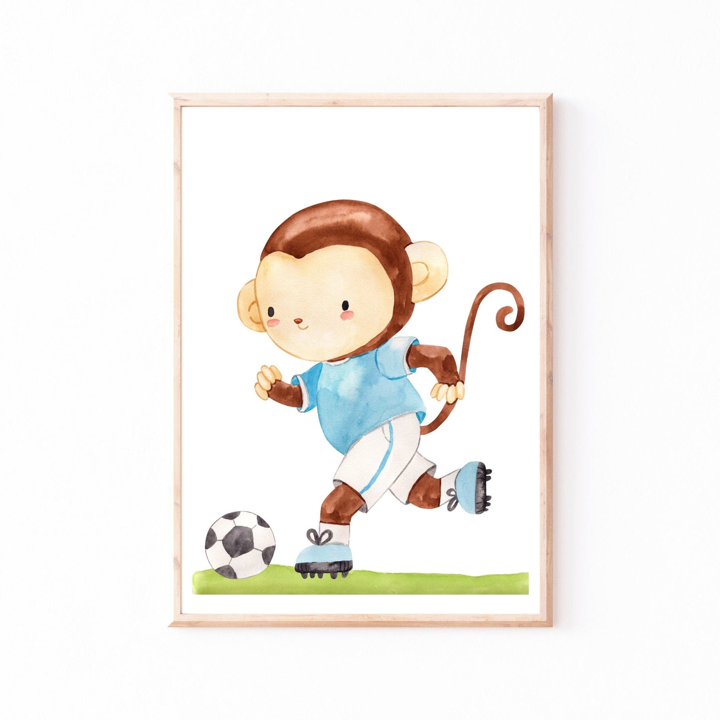 Poster Fußball Affe A4 & A3: Aquarell eines Affen, der Fußball spielt, auf hochwertigem 300g Naturpapier. Perfekt als farbenfrohes Kinderzimmer-Dekor.