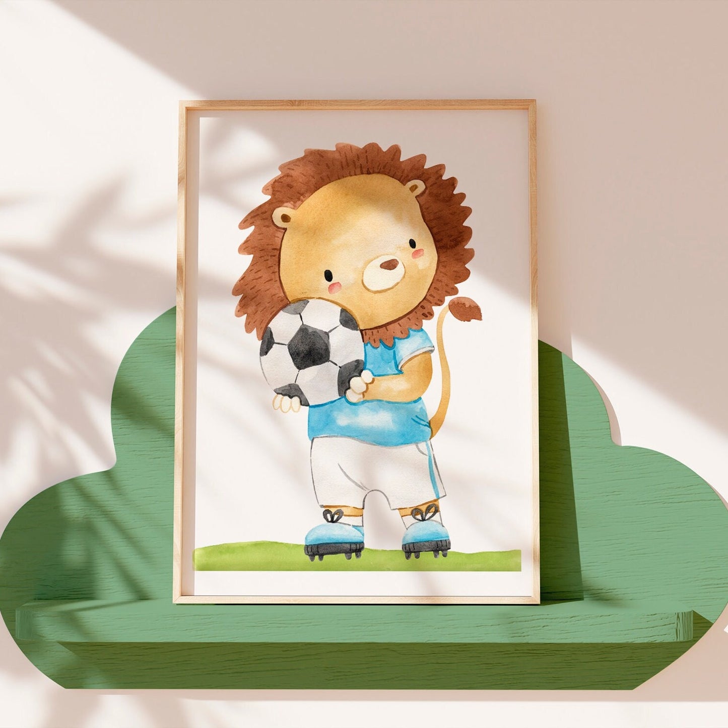 Poster Fußball Löwe A4 & A3: Löwe-Zeichnung, der einen Fußball hält, gedruckt auf hochwertigem, mattem 300g Naturpapier. Ideal für Kinderzimmer.