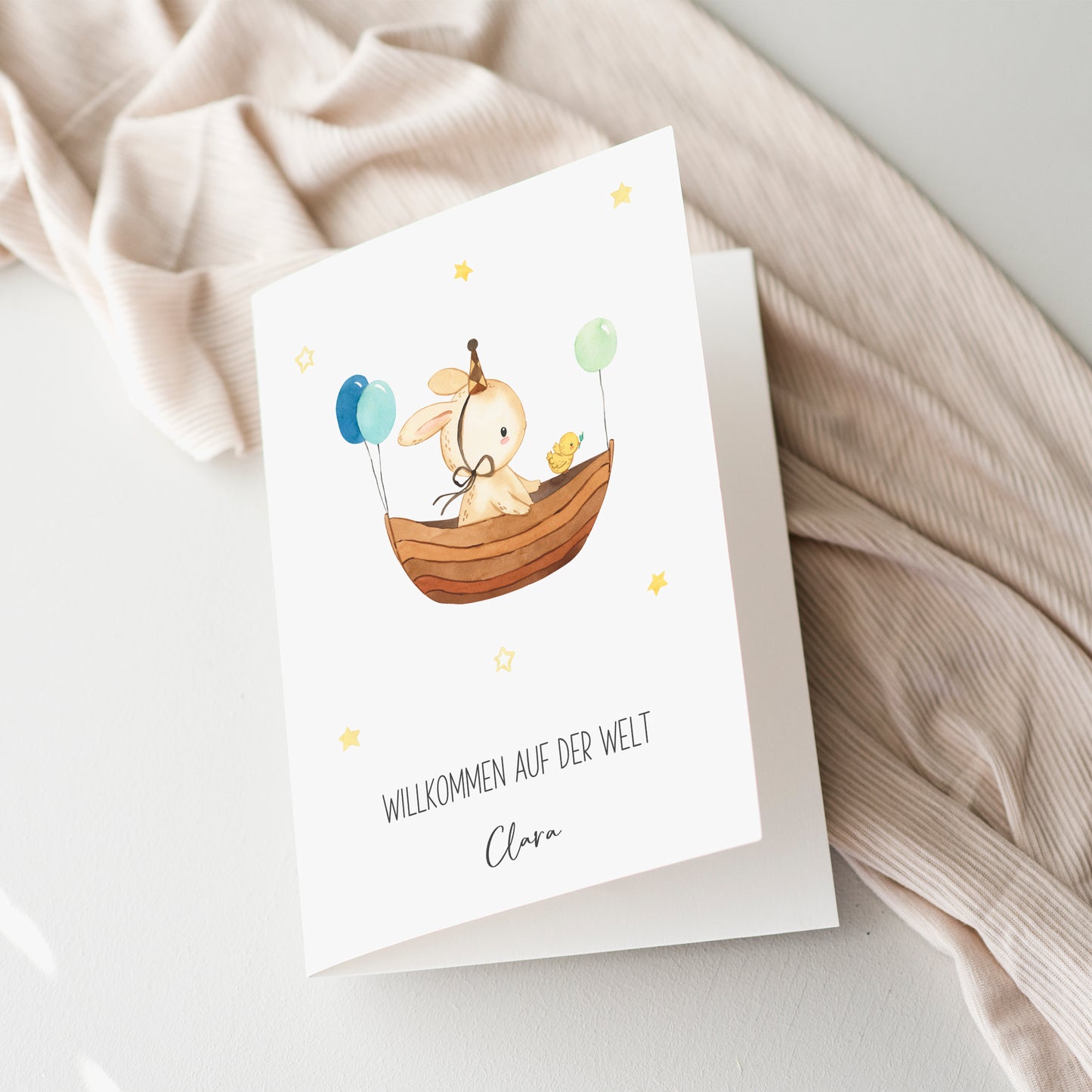 Personalisierte Geburtskarte Hase & Luftschiff A6: Aquarellmotiv eines Hasen im Boot mit Luftballons, personalisierbar mit Namen, Text Willkommen auf der Welt Clara.