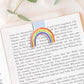 Magnetisches Lesezeichen Regenbogen blau: Handgemaltes Regenbogenmotiv auf mattem Papier, versiegelt mit Vinyl, mit Magneten zum sicheren Halt auf Buchseiten.