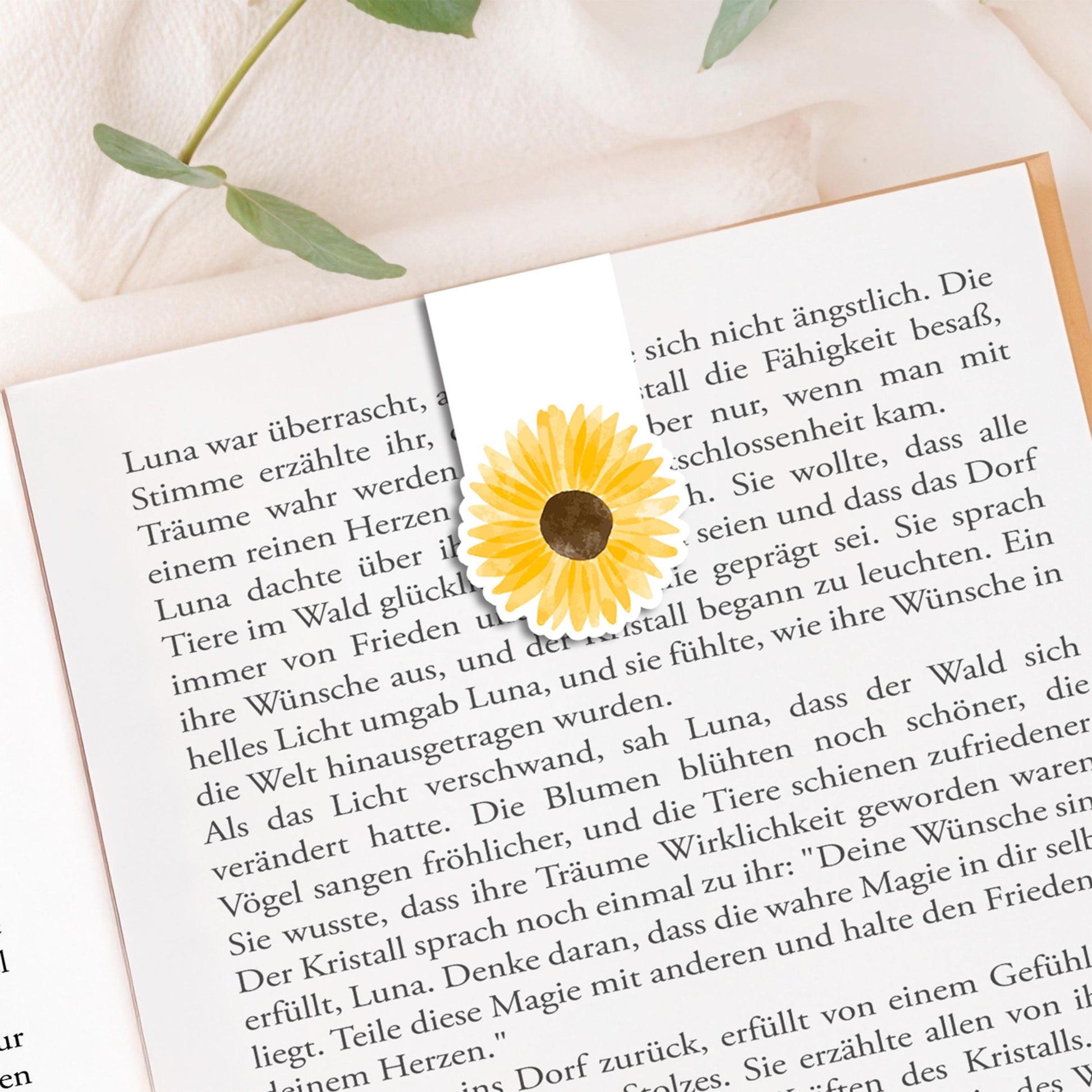 Magnetisches Lesezeichen Sonnenblume, handgemalt, aus hochwertigem Papier mit Vinylschutz, 6 x 3,5 cm, mit Magneten innen für sicheres Halten an Buchseiten.