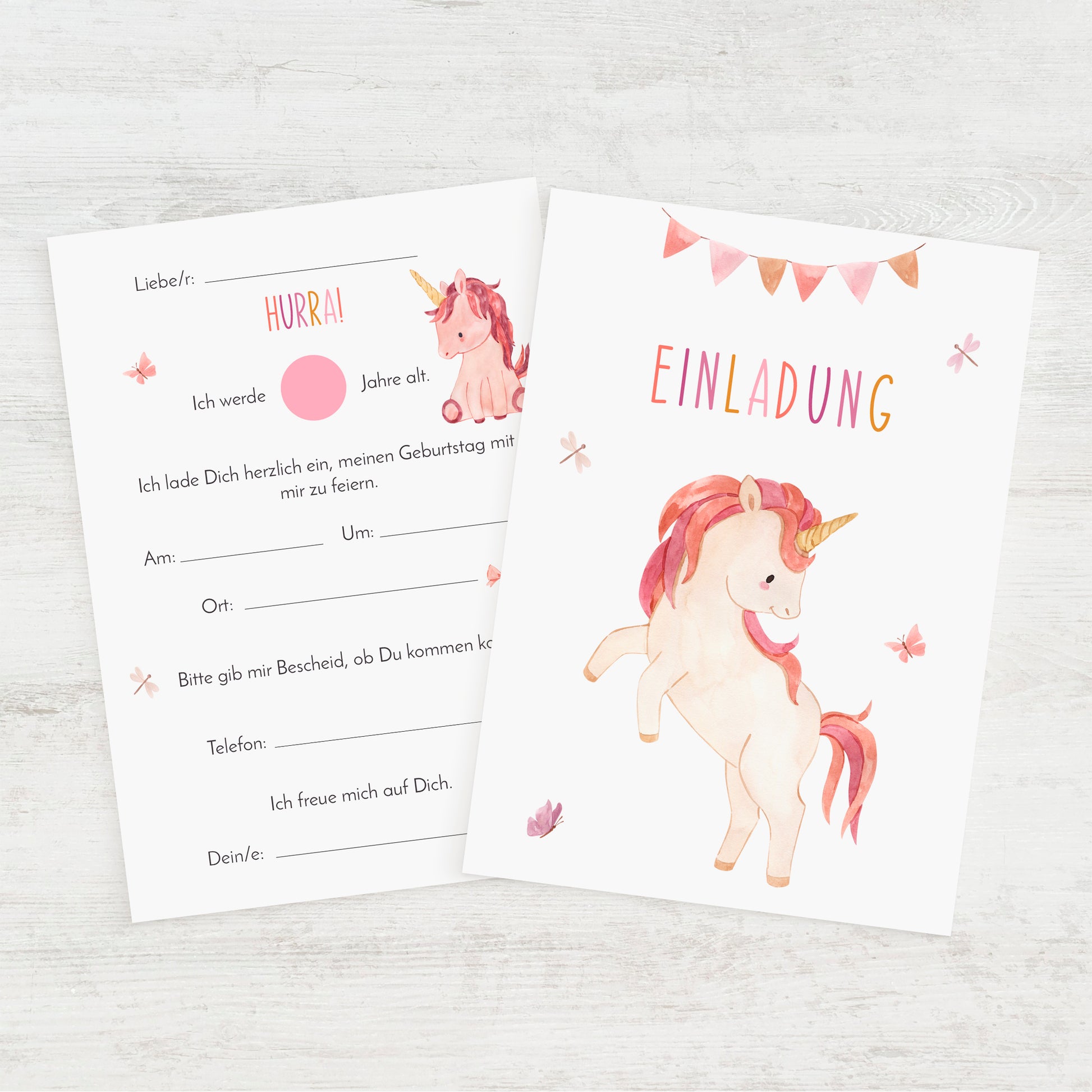 Einladung Kindergeburtstag Einhorn A6: Zwei Karten mit einem Aquarell-Einhornmotiv und beschriftbarer Rückseite, ideal für Kindergeburtstagseinladungen.