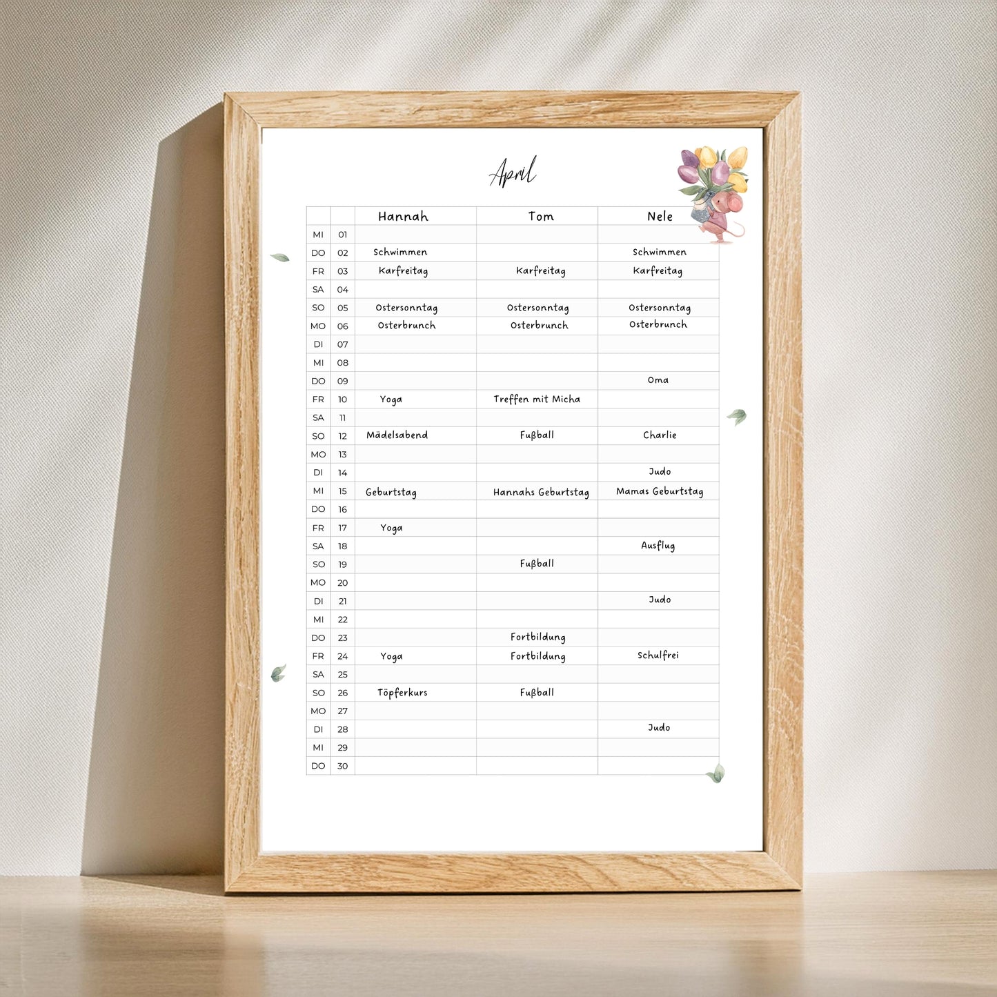 Familienkalender 2026 zum Ausdrucken 3 Spalten: Gerahmter Aprilplaner mit handgemalter Maus-Illustration, drei Spalten für Termine in Deutsch für Hannah, Tom und Nele.