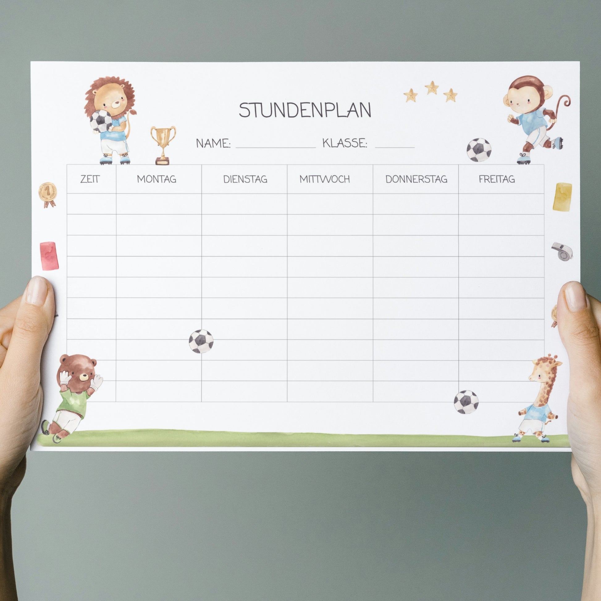 Stundenplan Fußball A4: Blanko-Stundenplan mit Fußball-Tieren in Fußballtrikots, umgeben von Sportmotiven, auf A4-Naturpapier, laminiert, wiederverwendbar mit abwischbarem Marker.