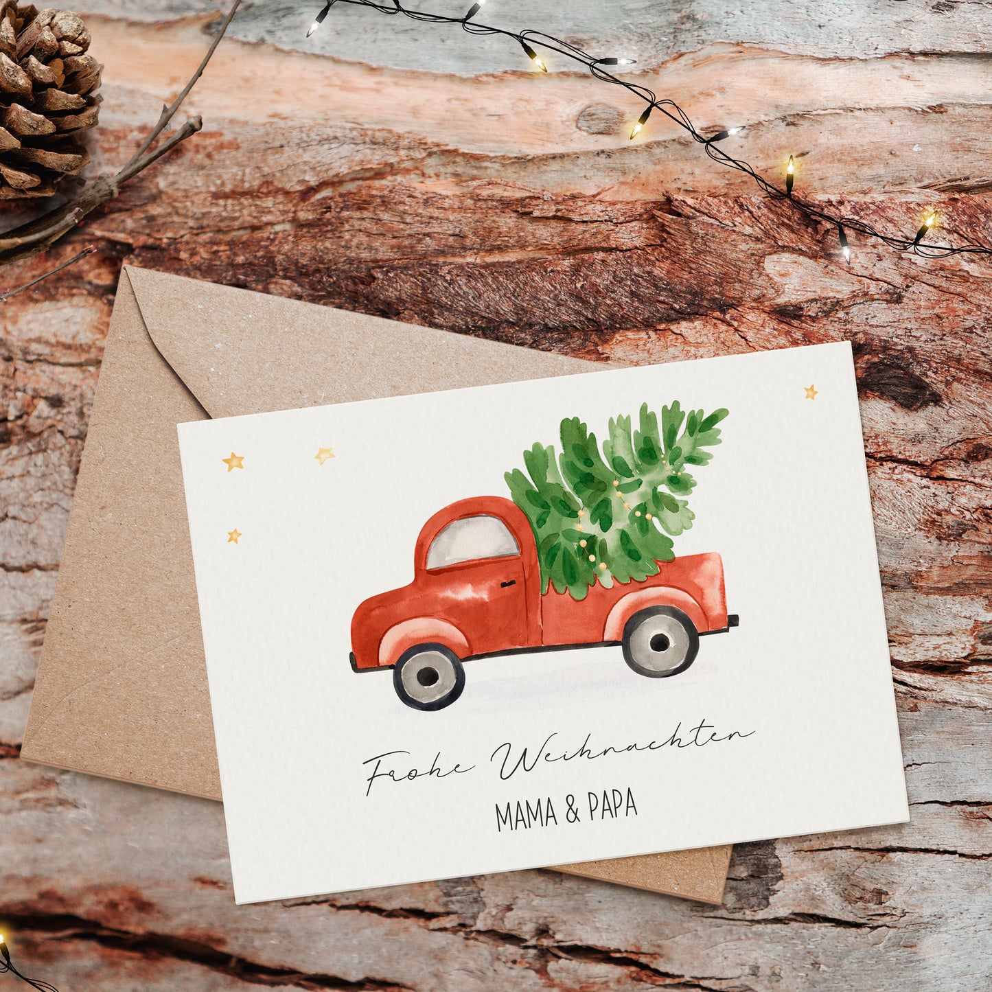 Personalisierte Weihnachtskarte Auto & Baum A6: Aquarellkarte mit rotem Pickup und Tannenbaum, Frohe Weihnachten Mama & Papa, auf rustikalem Holz, inklusive Umschlag.