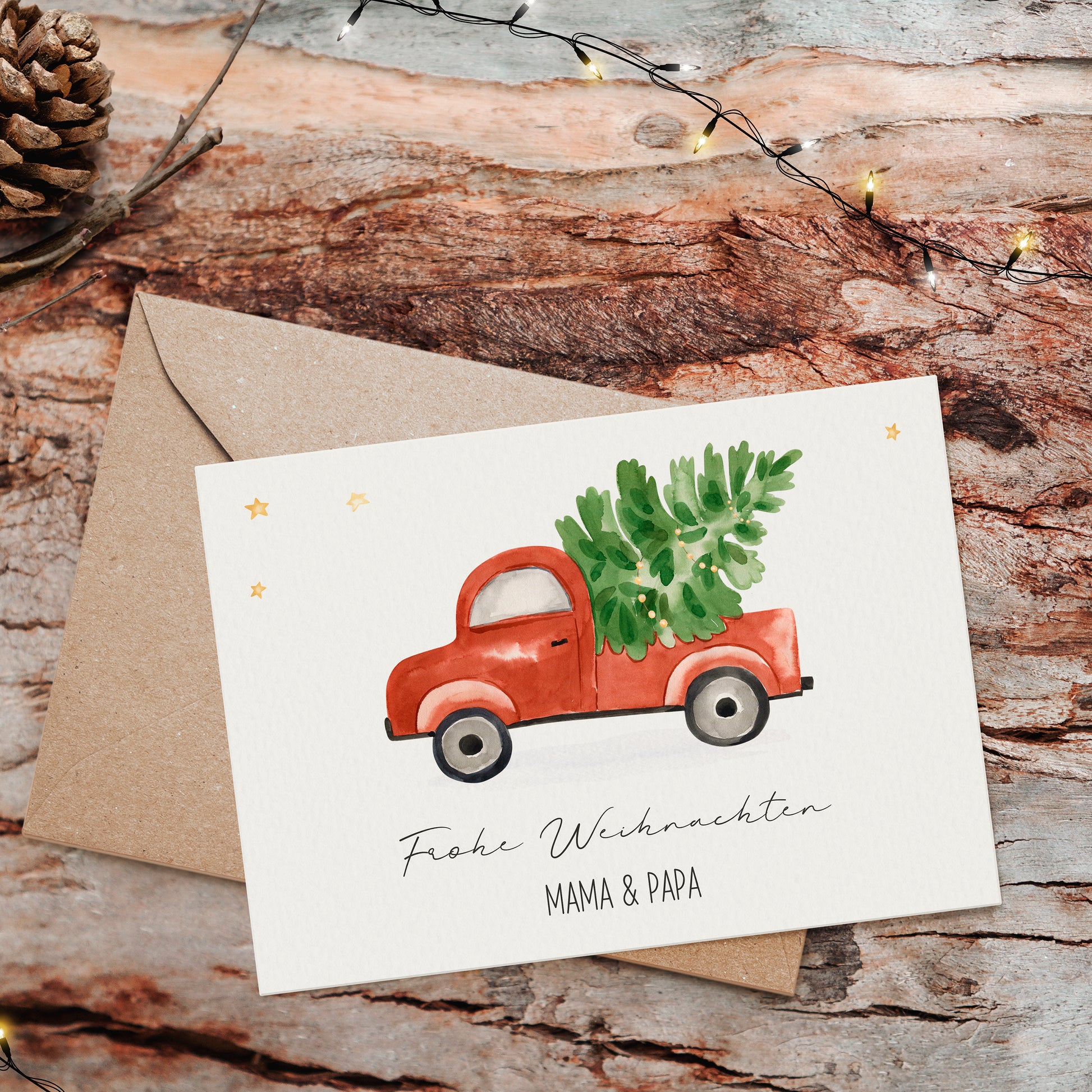 Personalisierte Weihnachtskarte Auto & Baum A6: Aquarellkarte mit rotem Pickup und Tannenbaum, Frohe Weihnachten Mama & Papa, auf rustikalem Holz, inklusive Umschlag.