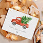 Personalisierte Weihnachtskarte Auto & Baum A6 zeigt Aquarell-Pickup mit Tannenbaum, umgeben von Lebkuchen und Tannenzweig, auf Holzbrett. Text: Frohe Weihnachten – OPA.