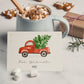 Personalisierte Weihnachtskarte Auto & Baum A6 mit rotem Pickup und Weihnachtsbaum. Inklusive Frohe Weihnachten und Namen Marie. Begleitet von Geschenken und heißer Schokolade.