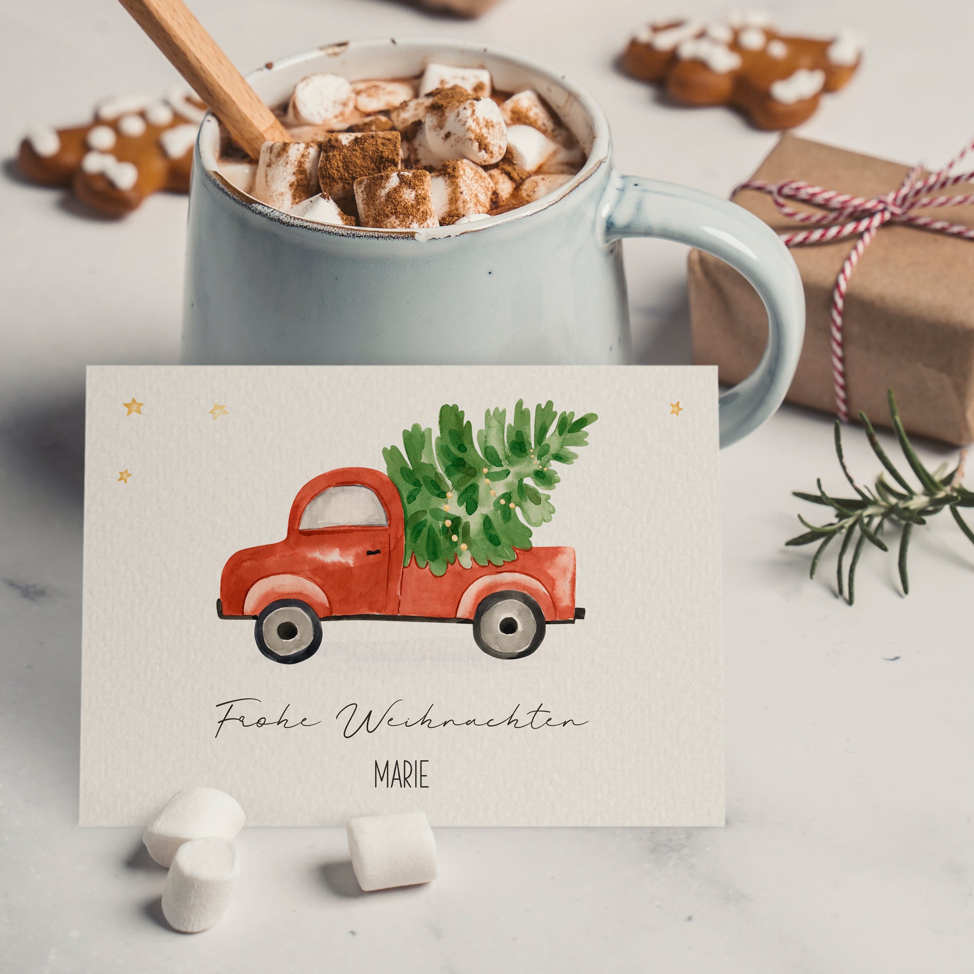 Personalisierte Weihnachtskarte Auto & Baum A6 mit rotem Pickup und Weihnachtsbaum. Inklusive Frohe Weihnachten und Namen Marie. Begleitet von Geschenken und heißer Schokolade.