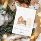 Personalisierte Weihnachtskarte Häuser A6 mit drei schneebedeckten Häusern und Frohe Weihnachten umgeben von festlichen Dekorationen wie Tannenzweigen, Glasbaubles und Kerze.