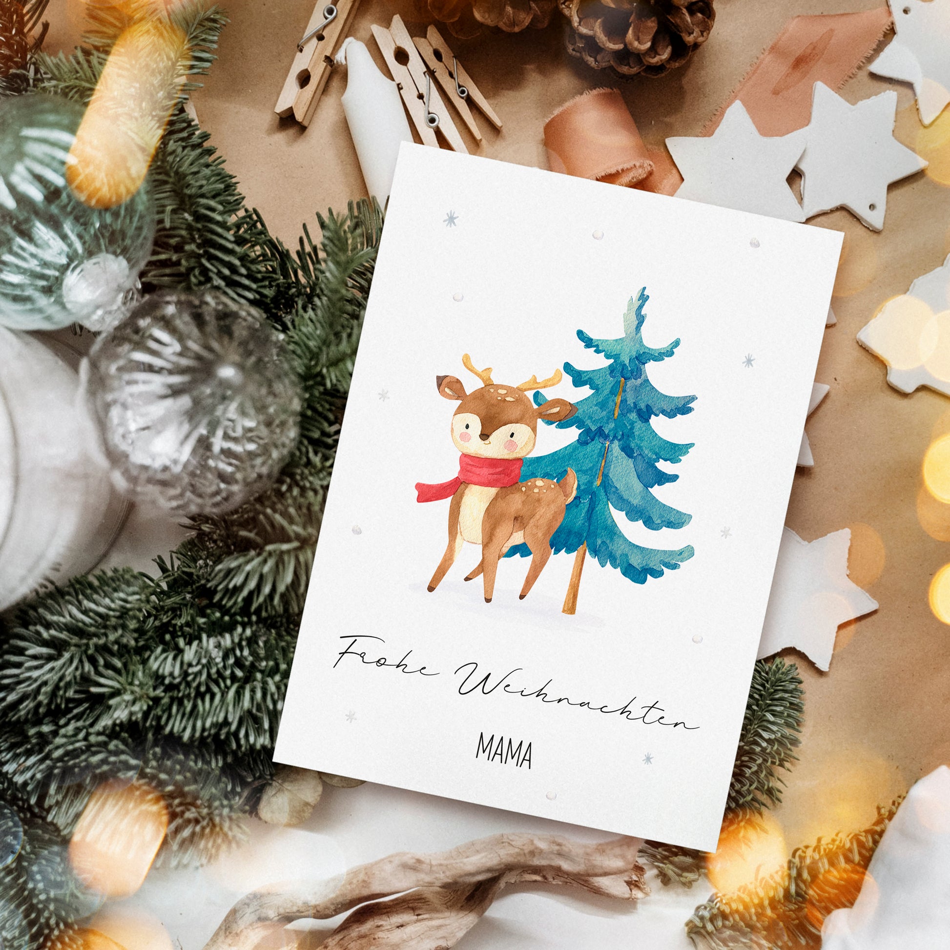 Personalisierte Weihnachtskarte Reh & Winterwald A6 mit Aquarell-Reh, Tannenbaum und Frohe Weihnachten für Mama, umgeben von weihnachtlichen Dekorationen.