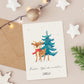 Weihnachtskarte Personalisierte Weihnachtskarte Reh & Winterwald A6 mit Reh-Illustration, Schriftzug „Frohe Weihnachten“, umgeben von Sternen, Lichterkette und Tannenzweig.