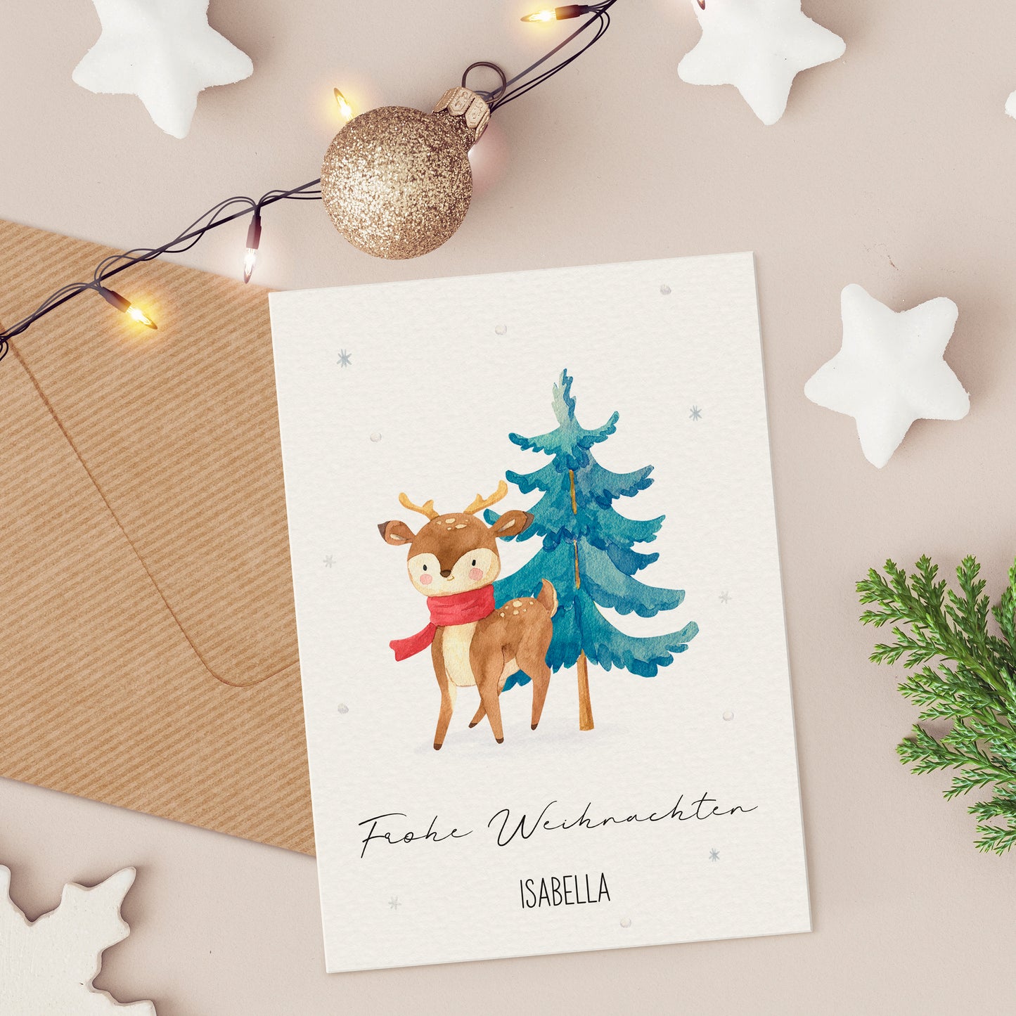 Weihnachtskarte Personalisierte Weihnachtskarte Reh & Winterwald A6 mit Reh-Illustration, Schriftzug „Frohe Weihnachten“, umgeben von Sternen, Lichterkette und Tannenzweig.