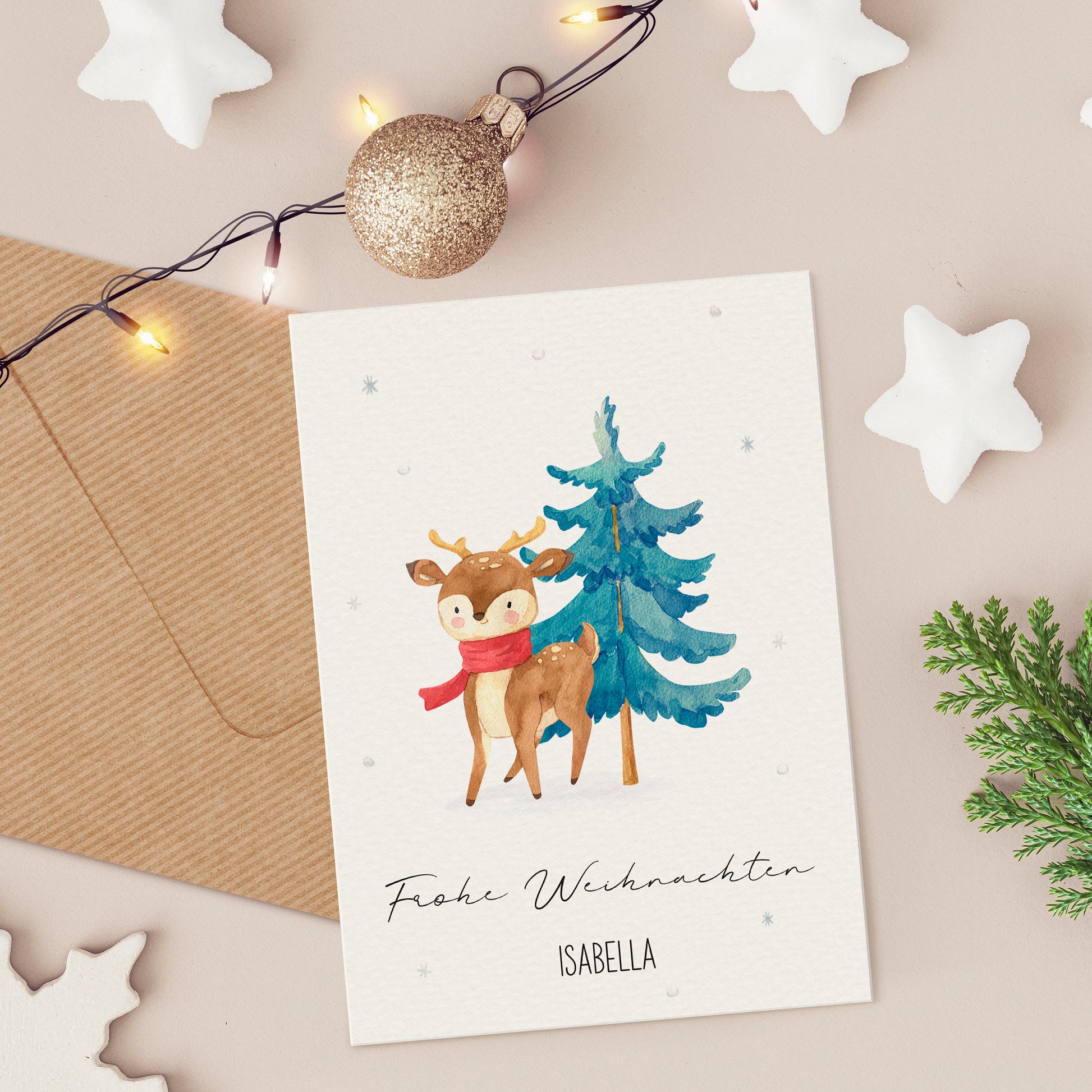 Weihnachtskarte Personalisierte Weihnachtskarte Reh & Winterwald A6 mit Reh-Illustration, Schriftzug „Frohe Weihnachten“, umgeben von Sternen, Lichterkette und Tannenzweig.