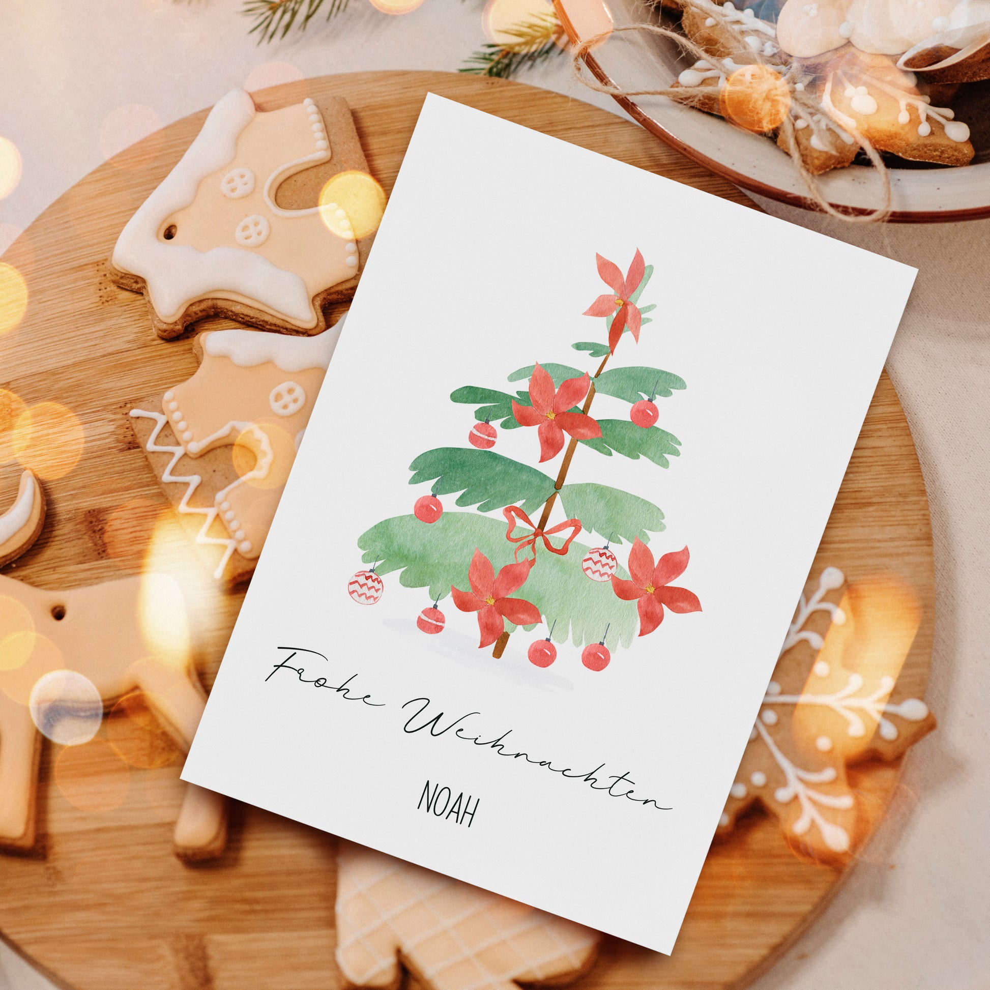 Personalisierte Weihnachtskarte Weihnachtsbaum A6 auf Holzbrett mit Lebkuchen und Tannenzweigen, zeigt verspielten Weihnachtsbaum mit Frohe Weihnachten und personalisiertem Namen.