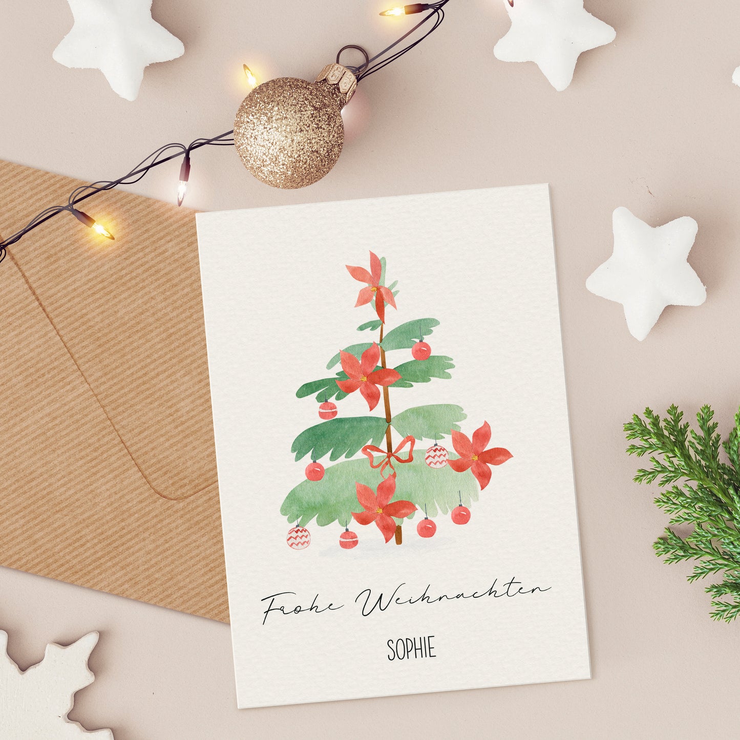Personalisierte Weihnachtskarte Weihnachtsbaum A6 zeigt handgemalten Weihnachtsbaum mit Poinsettien, individuell anpassbar, inklusive Umschlagoption, umgeben von weihnachtlichen Dekorationen wie Sternen und Lichtern.