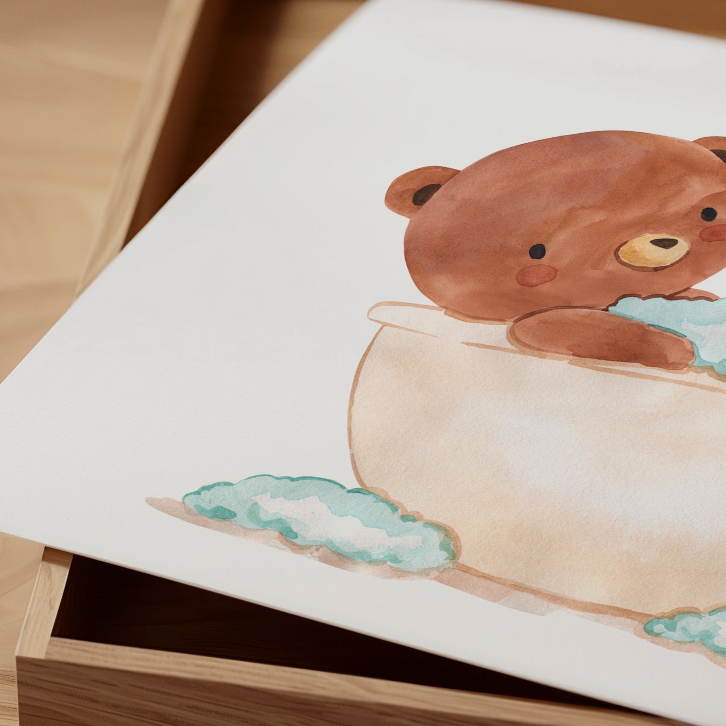 Poster Bär in Badewanne A3&A4: Aquarellbild eines braunen Bären in der Badewanne mit Seifenschaum, auf weißem Papier in einem hellen Holztablett liegend.