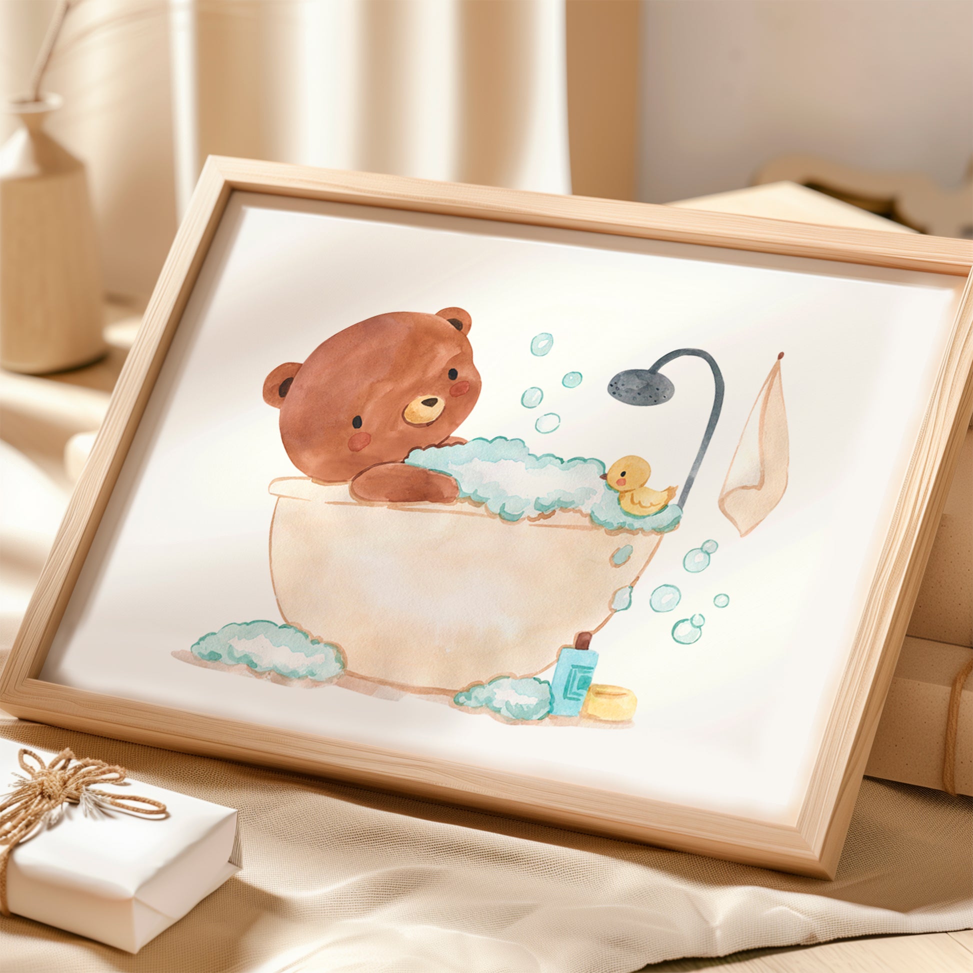 Poster Bär in Badewanne A3&A4 zeigt einen braunen Teddy im Schaumbad mit Gummiente, Duschkopf, Shampoo und Handtuch, ideal für Kinderbäder.