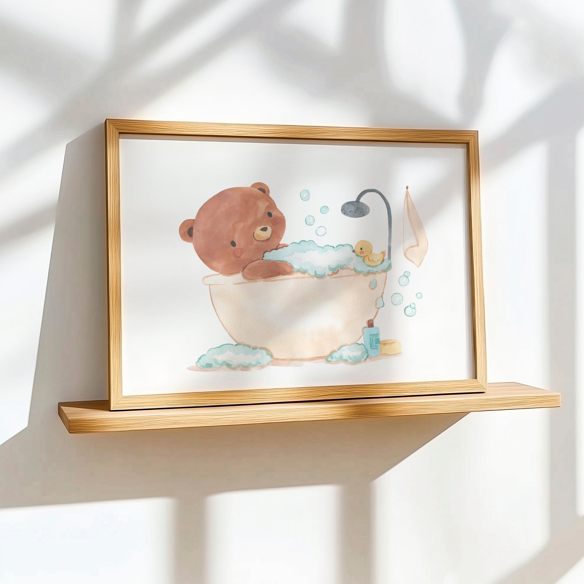 Poster Bär in Badewanne A3&A4 zeigt eine süße Illustration eines Badenden Bären mit Seifenblasen und Quietscheente, ideal für Kinderbäder.