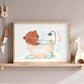 Poster Bär in Badewanne A3&A4: Aquarelldruck eines badenden Bären mit Ente und Seifenblasen, platziert auf einem kleinen Holzregal mit Holzfiguren.