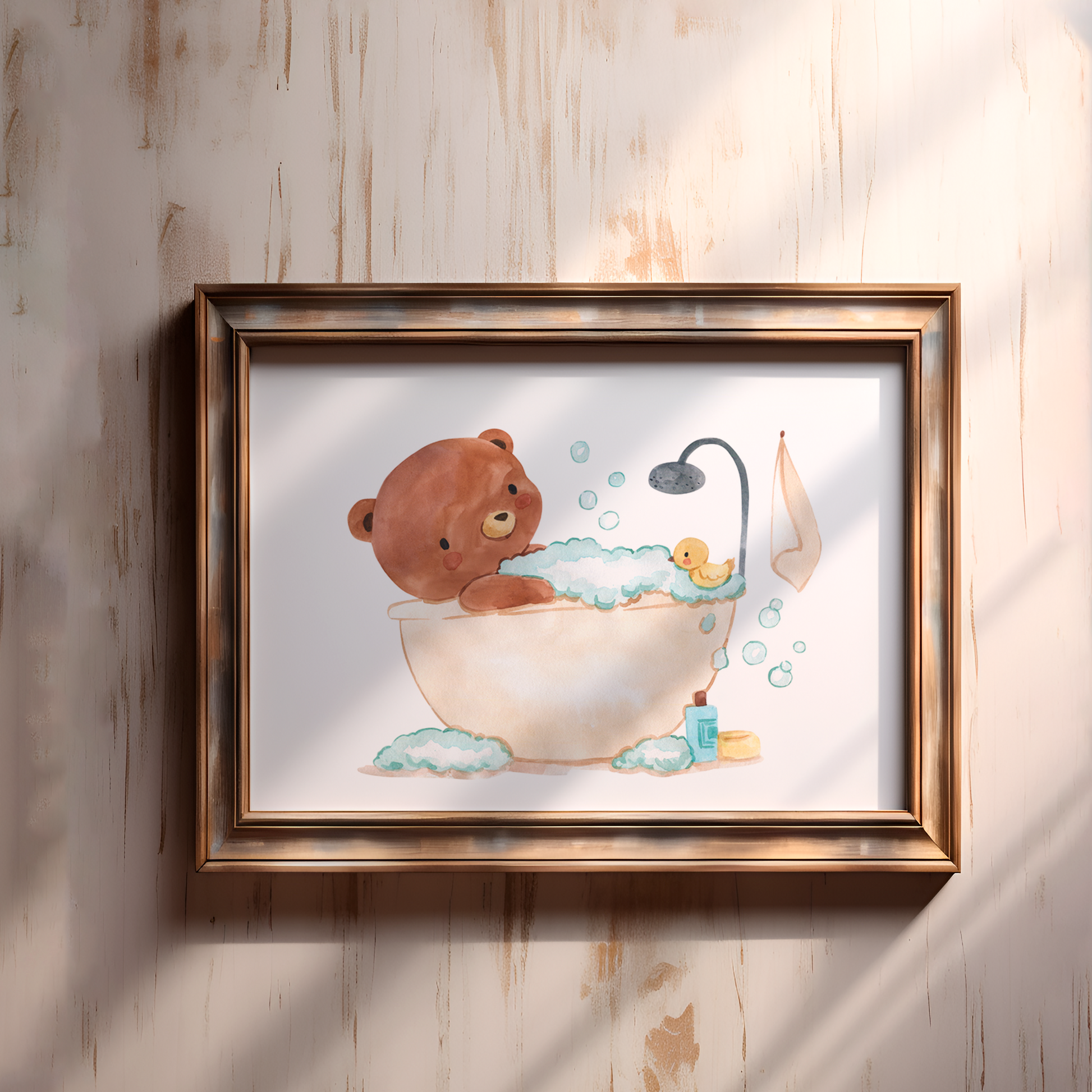 Poster Bär in Badewanne A3&A4: Fröhliche Illustration eines Teddybären in einer Badewanne mit Seifenblasen und Entchen, perfekt für Kinderbadezimmer.