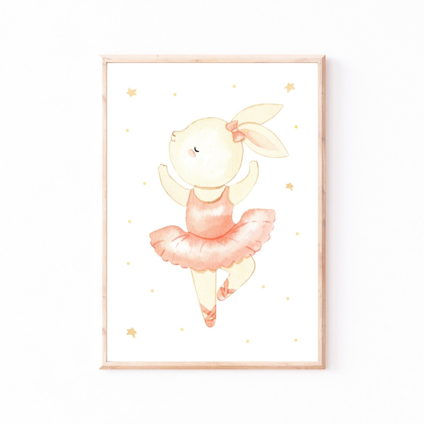 Poster Ballerina Pirouette A4 & A3: Eine gerahmte Illustration eines Hasen in einem Ballett-Tutu, handgemalt auf hochwertigem, mattem Naturpapier. Perfekt für das Kinderzimmer.