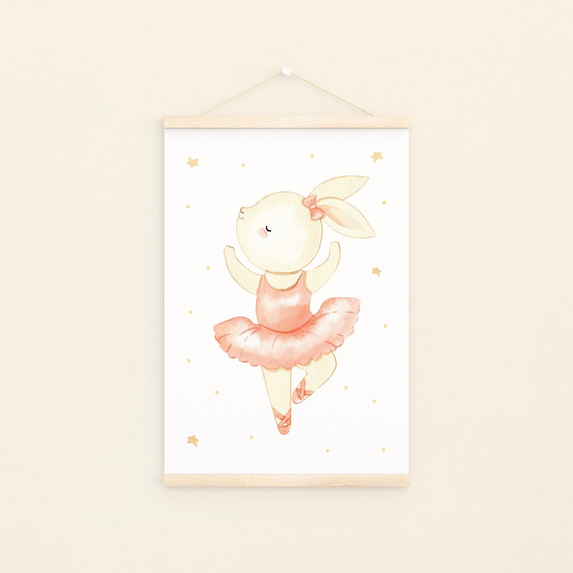 Poster Ballerina Pirouette A4 & A3: vonmit niedlichen Ballerinahase in einem rosa Kleid, perfekt für als Kinderzimmerdeko.