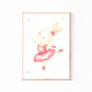 Poster Ballerina Hase Sprung A4 & A3: Niedliche Aquarellillustration eines Hasen im rosa Kleid, perfekt für die Kinderzimmerdekoration, gedruckt auf hochwertigem 300g Naturpapier.