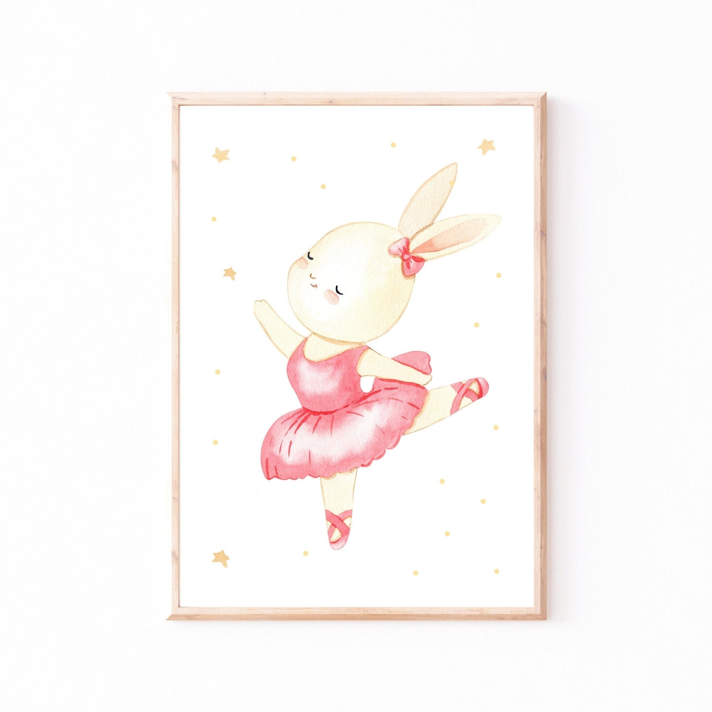 Poster Ballerina Hase Sprung A4 & A3: Niedliche Aquarellillustration eines Hasen im rosa Kleid, perfekt für die Kinderzimmerdekoration, gedruckt auf hochwertigem 300g Naturpapier.