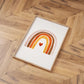 Poster Regenbogen mit Herz A4 & A3 auf Holzboden, ideales Kinderzimmerdekor. Aquarell-Design im Boho-Stil, gedruckt auf hochwertigem, mattem Naturpapier.